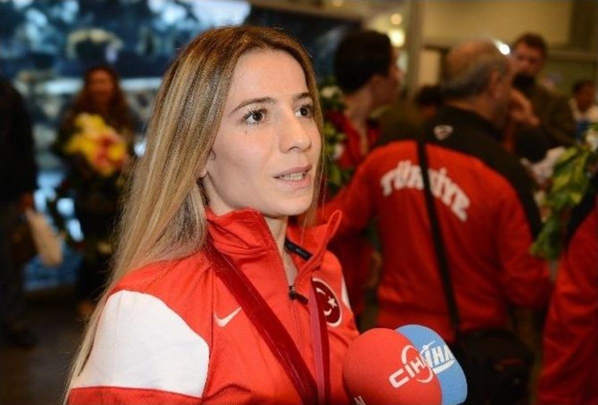 Şampiyon Karateciler Yurda D&ouml;nd&uuml;