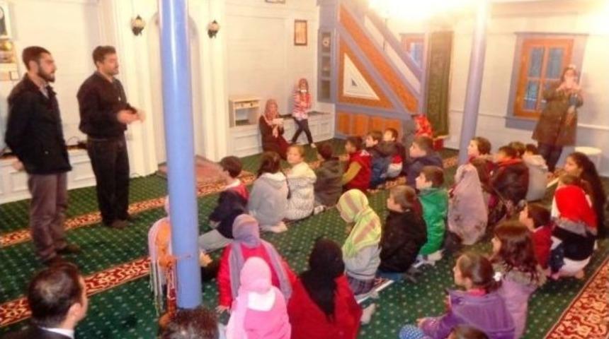 Bilgi Evi &Ouml;ğrencilerinden Tarihi Camilere Ziyaret