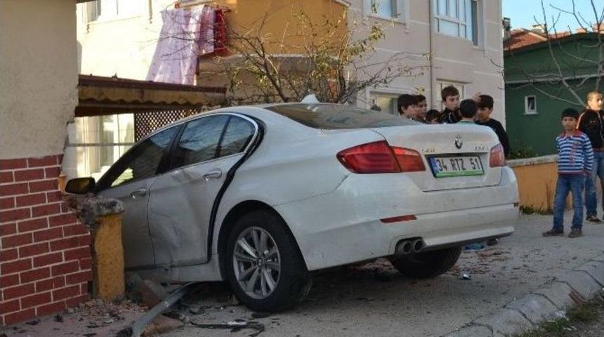 Yoldan &Ccedil;ıkan Ara&ccedil; Binanın Bah&ccedil;esine Girdi