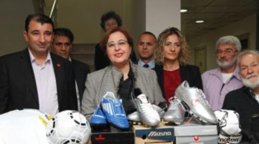 Konak&rsquo;ta Amat&ouml;r&uuml; Sevindiren Destek