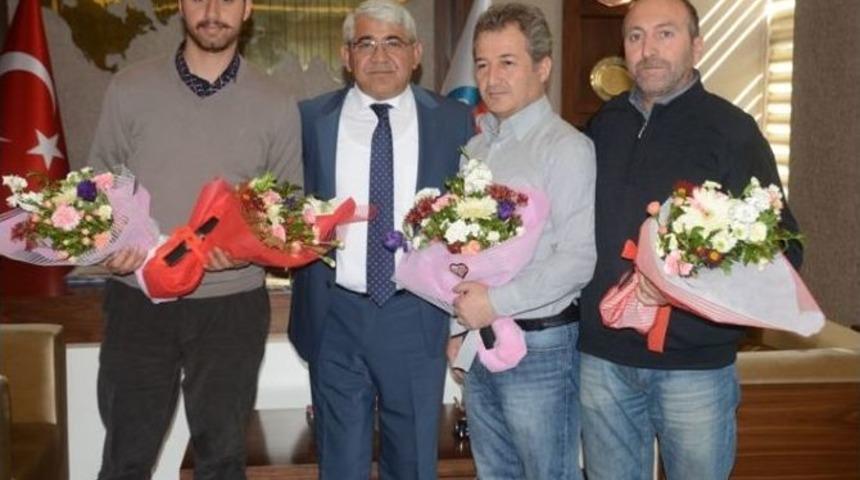 Kars Belediye Başkanı Başarılı Gazetecileri Makamında Kabul Etti