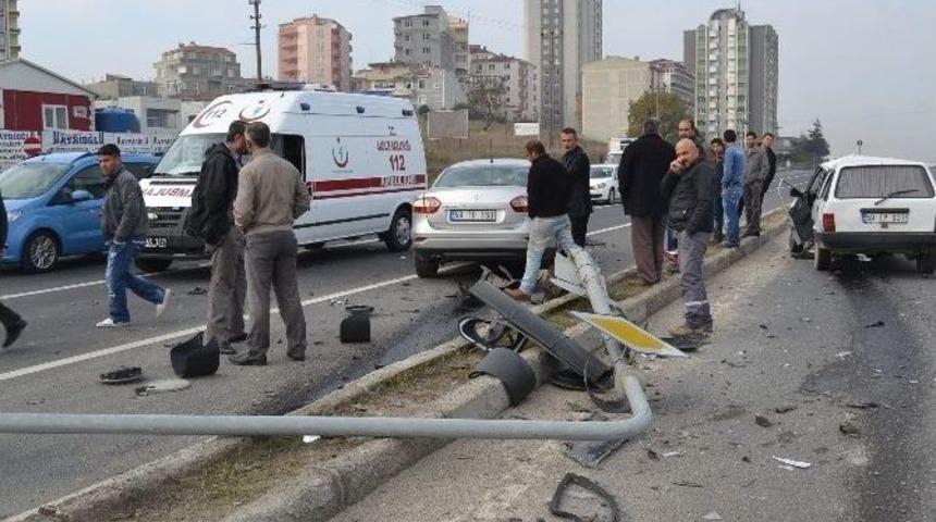 İki Otomobil &Ccedil;arpıştı Sinyalizasyon Direği Yıkıldı
