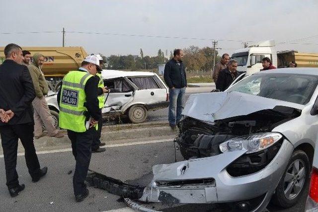 İki Otomobil Çarpıştı Sinyalizasyon Direği Yıkıldı