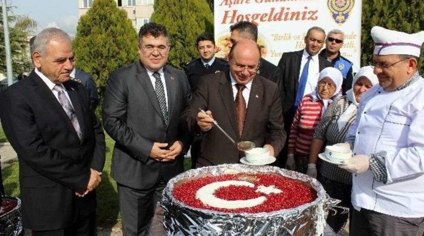 Polis Aşure Dağıttı