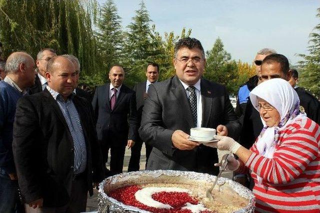 Polis Aşure Dağıttı