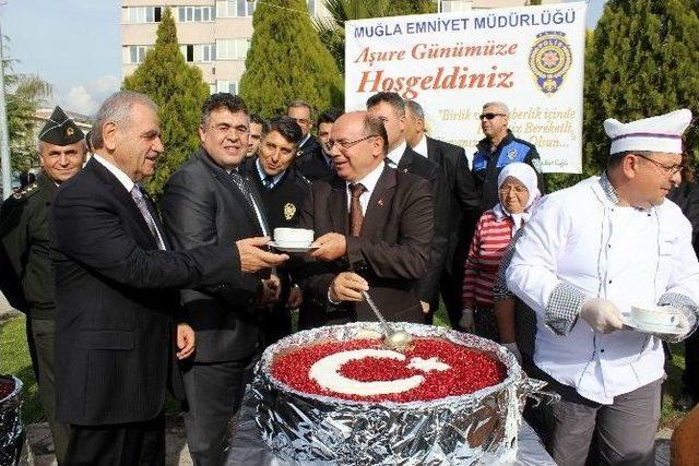 Polis Aşure Dağıttı