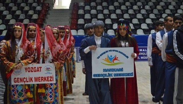 Yozgat Gençlik Merkezi Halk Oyunları Ekibi Malatya’da Yozgat’ı Temsil Etti