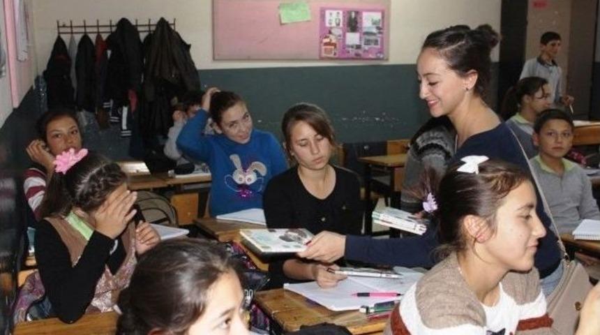 Ayvalık Gen&ccedil;lik Meclisi&rsquo;nden K&ouml;y &Ouml;ğrencilerine Kitap