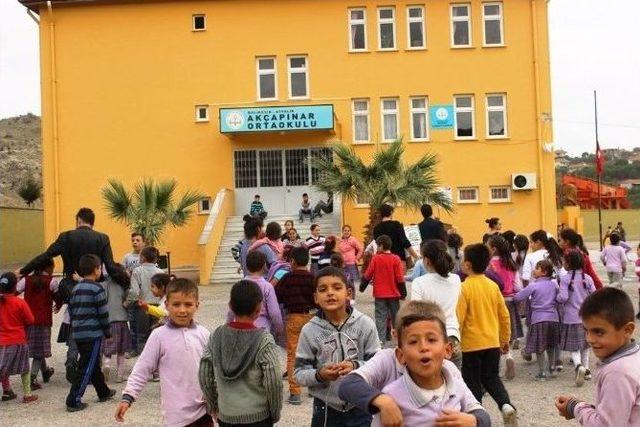 Ayvalık Gençlik Meclisi’nden Köy Öğrencilerine Kitap