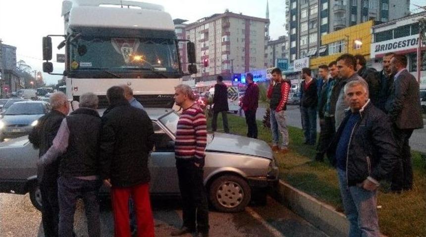 Tır Altına Aldığı Otomobili 50 Metre S&uuml;r&uuml;kledi