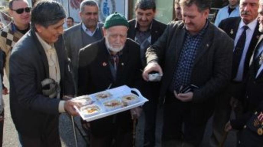 Karab&uuml;k&rsquo;te Aşure Dağıtıldı