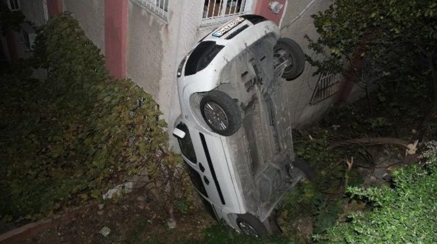 El Freni &Ccedil;ekilmeyen Otomobil Binaya &Ccedil;arptı