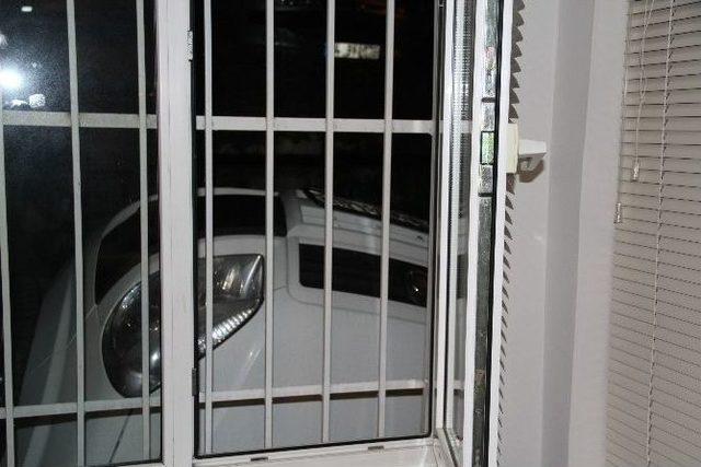 El Freni Çekilmeyen Otomobil Binaya Çarptı 1