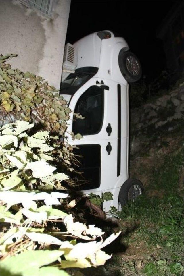 El Freni Çekilmeyen Otomobil Binaya Çarptı 2