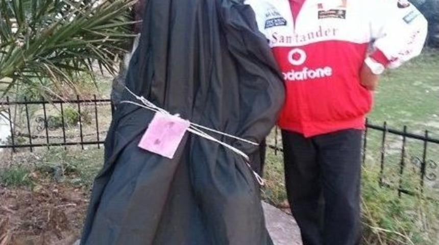 Fenerbah&ccedil;e&rsquo;nin Efsane Futbolcusu Lefter&rsquo;in Heykeli M&uuml;h&uuml;rlendi