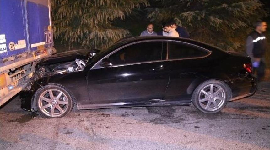 &Ccedil;aldıkları Otomobille Polis Aracı Ve Tır&rsquo;a &Ccedil;arptılar