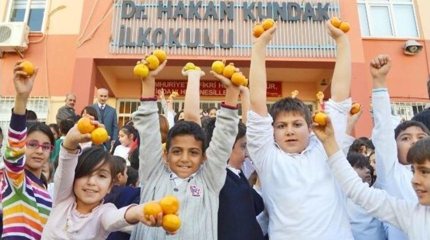 Mezitli&rsquo;de &Ouml;ğrencilere Narenciye Dağıtıldı