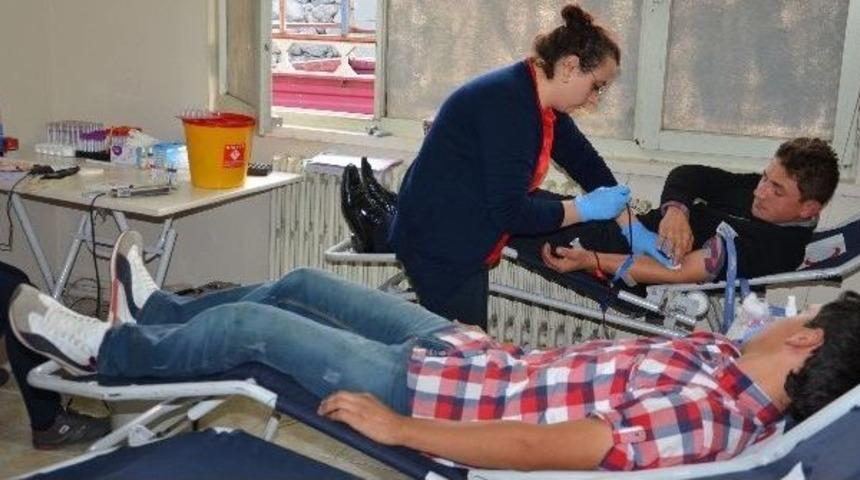 Trabzon&rsquo;da &Uuml;niversiteye Hazırlık Kursu &Ouml;ğrencilerinden Kan Bağışı