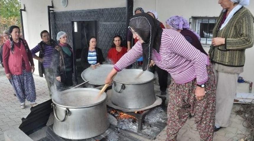 Aliağalı Kadınlardan Aşure Pişirmenin P&uuml;f Noktası