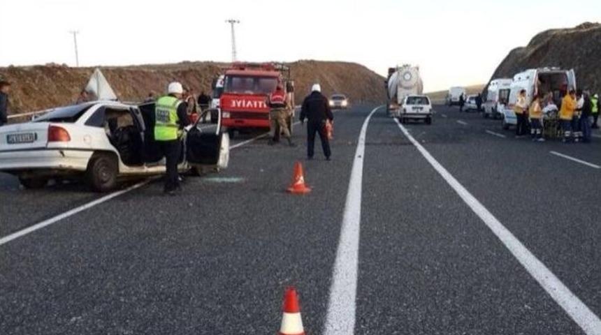 Kamyonet İle Otomobil &Ccedil;arpıştı: 2 &Ouml;l&uuml;, 3 Yaralı