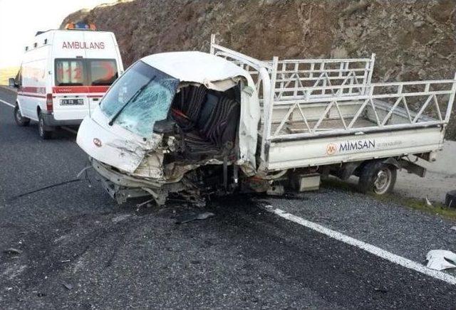 Kamyonet İle Otomobil &Ccedil;arpıştı: 2 &Ouml;l&uuml;, 3 Yaralı 1