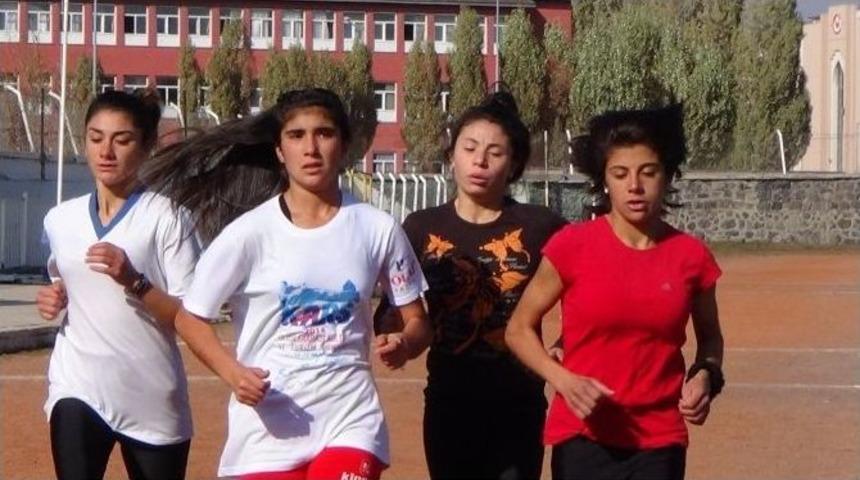 Kars&rsquo;ta Ata&rsquo;ya Koştular