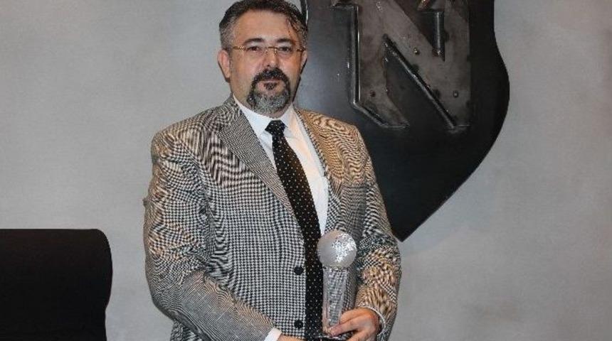 Yılın Eğitim Y&ouml;neticisi &Ouml;d&uuml;l&uuml; Burak Kılan&ccedil;&rsquo;ın