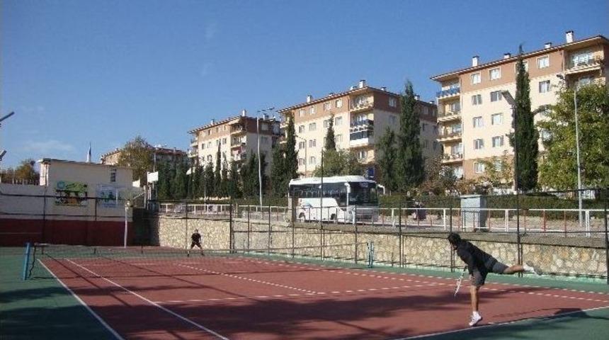 Tenis Turnuvasında Dereceye Girenler Madalyalarını Aldı