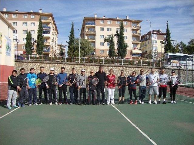 Tenis Turnuvasında Dereceye Girenler Madalyalarını Aldı 1