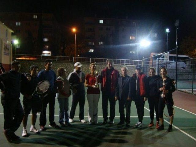 Tenis Turnuvasında Dereceye Girenler Madalyalarını Aldı 2