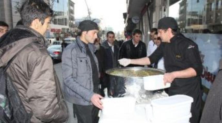 Kılı&ccedil;oğlu Aşure Dağıttı