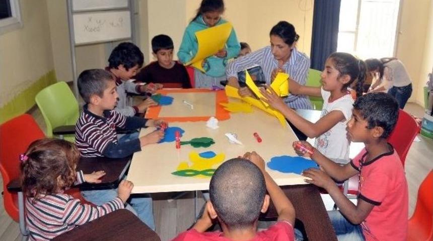 &Ccedil;ocuklar Kobani&rsquo;den Gelen Kardeşleri İ&ccedil;in Oyuncak Yaptı