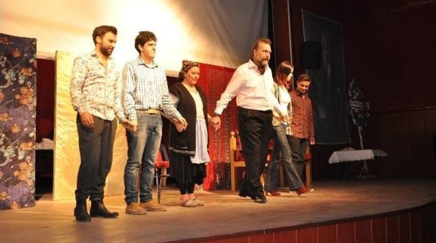 &ldquo;pembe Aslında Siyahtır&rdquo; Tiyatro G&ouml;sterisi Beğeni Topladı