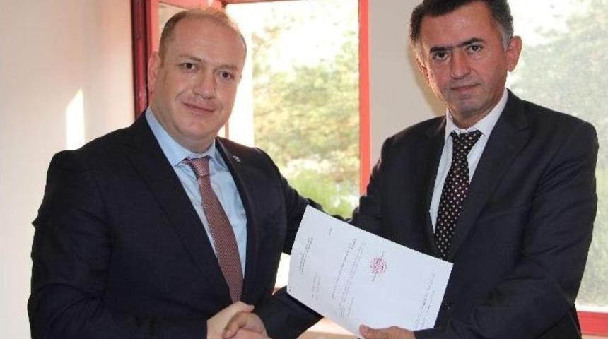 Tuncay &Ouml;zcan Mazbatasını Aldı