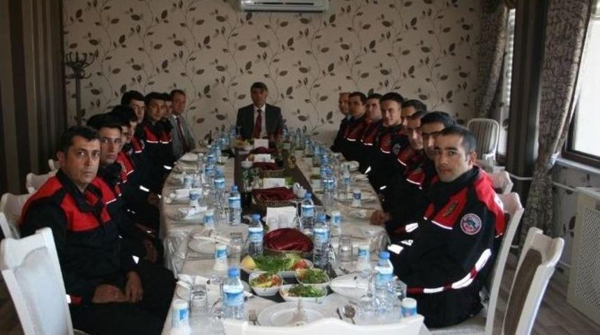 Emniyet M&uuml;d&uuml;r&uuml; &Ouml;zdemir, Başarılı Personele Yemek Verdi