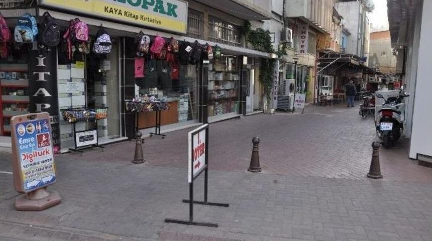 Duba, Reklam Tabelası Ve Yelken Bayraklar Toplanıyor