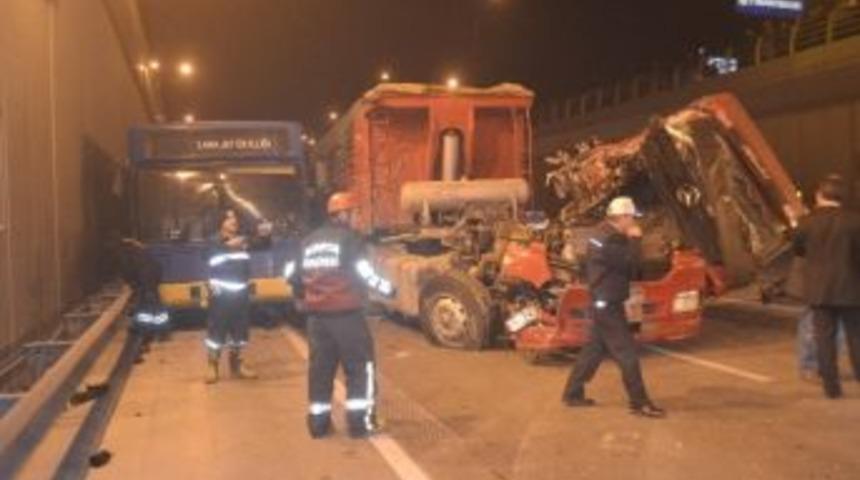 Askeri Otob&uuml;sle Tır &Ccedil;arpıştı: 1 Yaralı