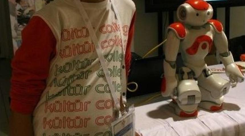 Bursalı 13 Yaşındaki Dahi &Ccedil;ocuk Robota İstediğini Yaptırıyor