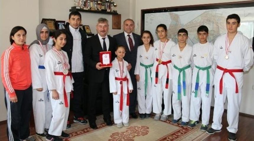 Taekwondo Federasyonu&rsquo;ndan Başkan Yaralı&rsquo;ya Plaket