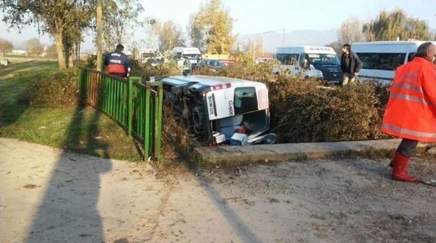 Niksar&rsquo;da Minib&uuml;s Devrildi: 14 Yaralı