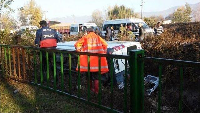 Niksar’da Minibüs Devrildi: 14 Yaralı