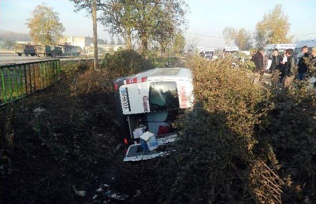 Niksar’da Minibüs Devrildi: 14 Yaralı