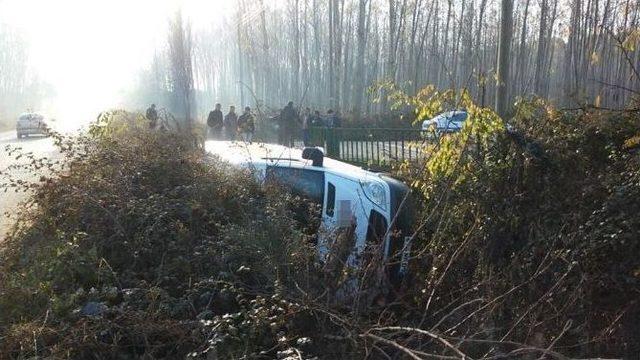 Niksar’da Minibüs Devrildi: 14 Yaralı