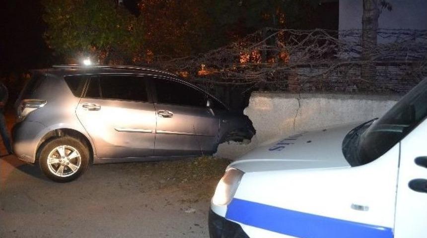 Freni Boşalan Otomobil Bah&ccedil;e Duvarına &Ccedil;arparak Durabildi