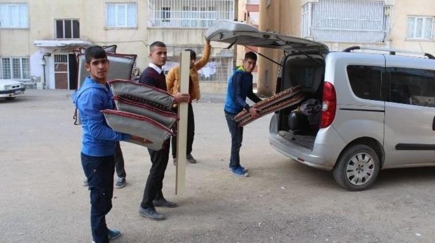 &Ouml;ğrenciler Yoksul Ailelerin Y&uuml;z&uuml;n&uuml; G&uuml;ld&uuml;rd&uuml;