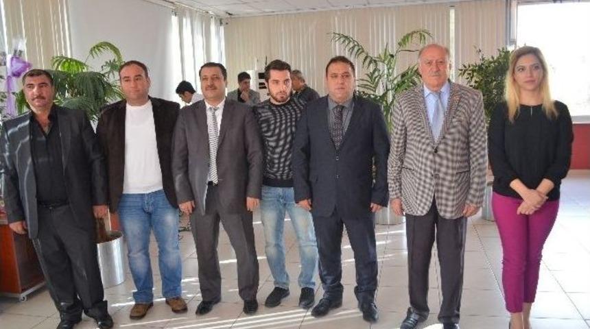 Ceyhan&rsquo;da Eğitime Destek Verenlere Plaket