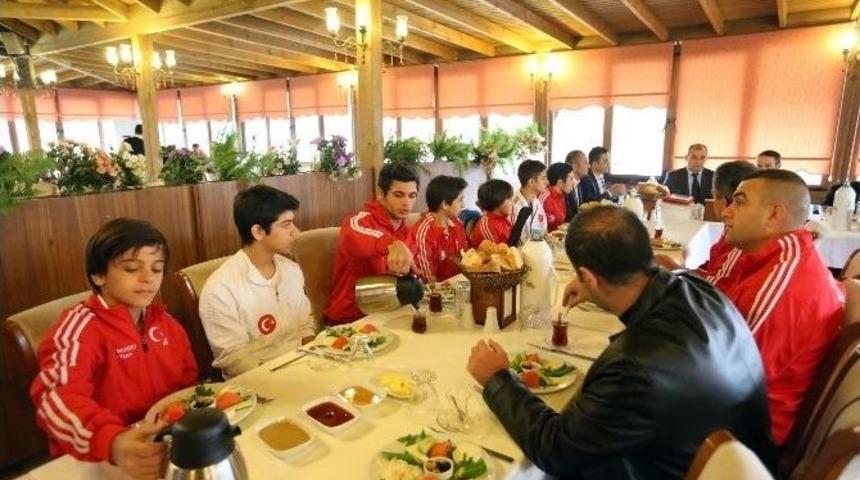 Başkan G&ouml;ksu Şampiyonları Ağırladı