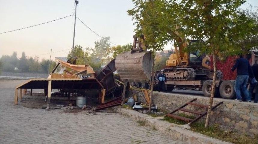 Ong&ouml;zl&uuml; K&ouml;pr&uuml; Civarındaki Ka&ccedil;ak Kafe Yıkıldı
