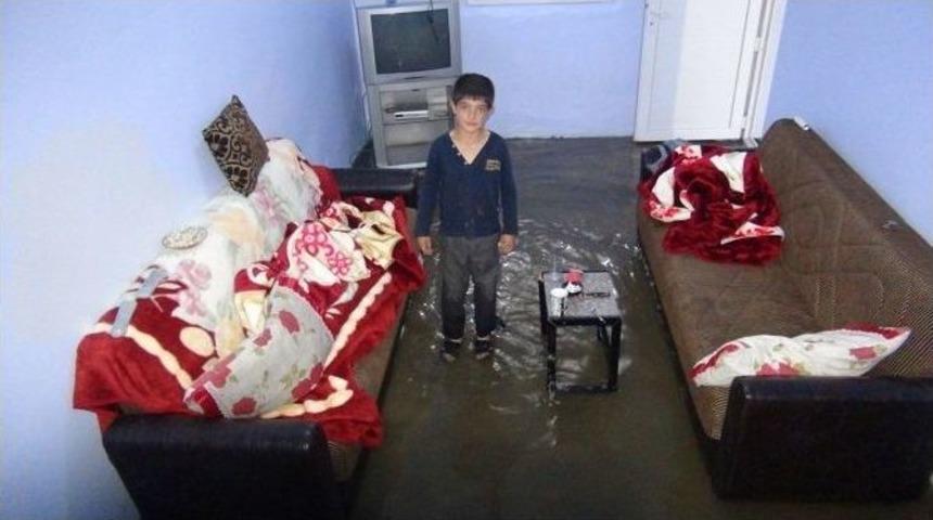 Kanalizasyon Suyunun Mağdur Ettiği Vatandaş Yardım Bekliyor