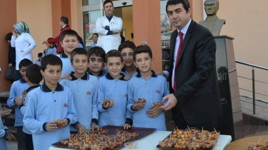 Minik Başkan Lokma Dağıttı